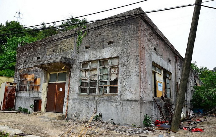 Полуразрушенное здание одного из корпусов завода ядохимикатов