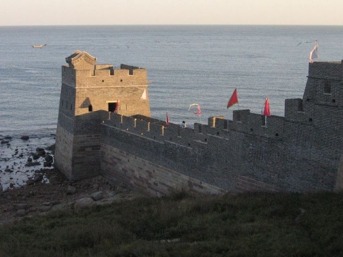 Великая китайская стена на границе с Бохайским морем