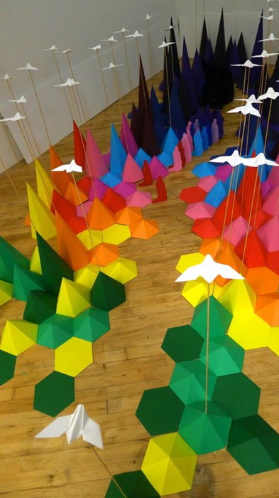 Радужная инсталляция из оригами от Мадемуазель Морис и Сары Апплбаум