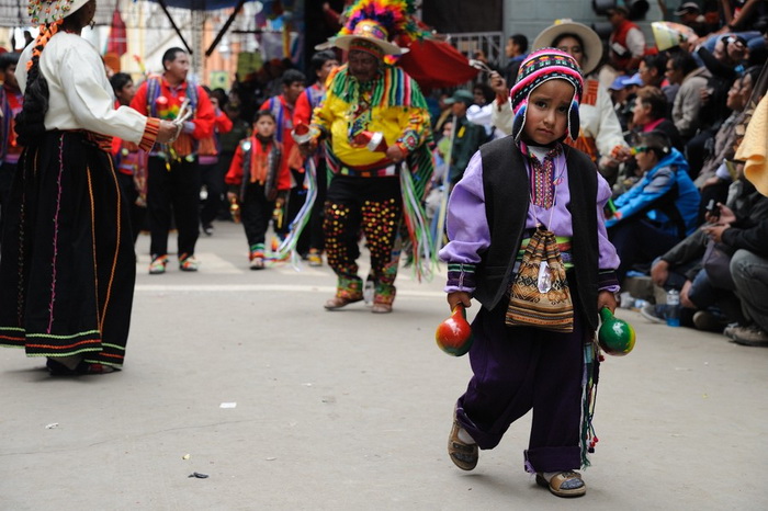 В карнавальном марше принимают участие и дети...