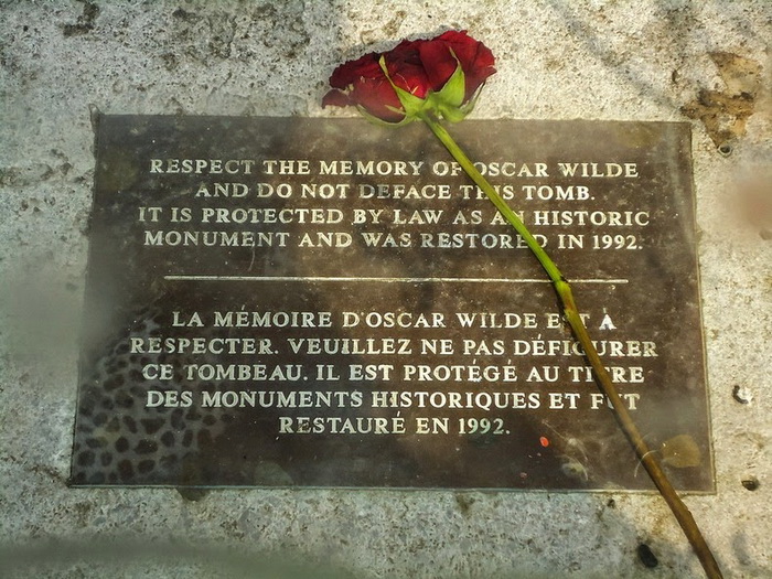 Мемориальная доска у памятника Оскару Уайльду