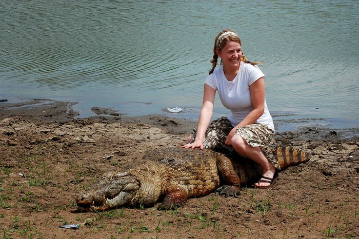 Дружелюбные крокодилы в деревне Пага