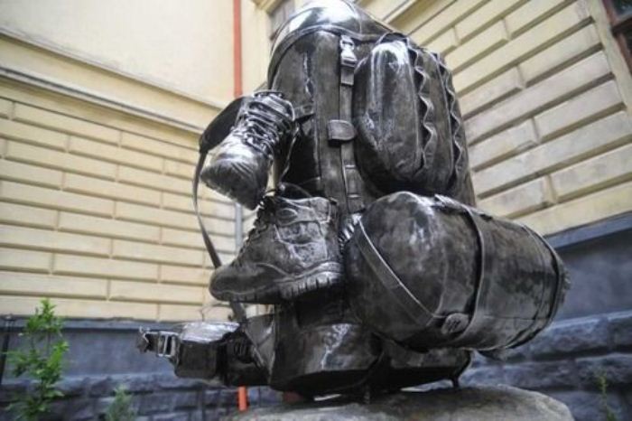 Памятник туристическому рюкзаку во Львове.