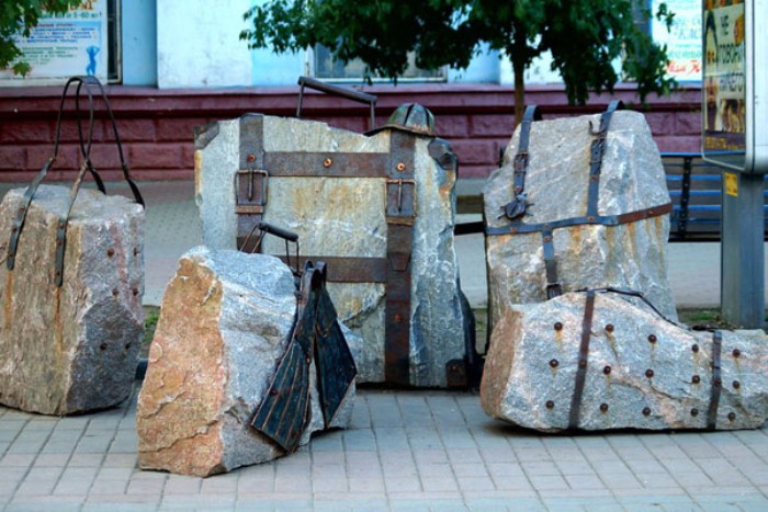 Памятник туристам с чемоданами в Бердянске.