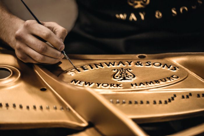 Steinway - старейшая компания по изготовлению роялей.