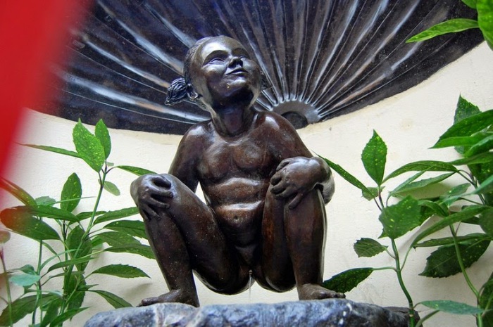 Статуя писающей девочки в Брюсселе