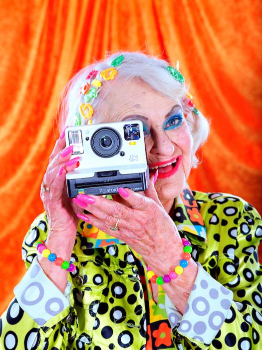 Яркие фотографии пожилых моделей с фотоаппаратом Polaroid.