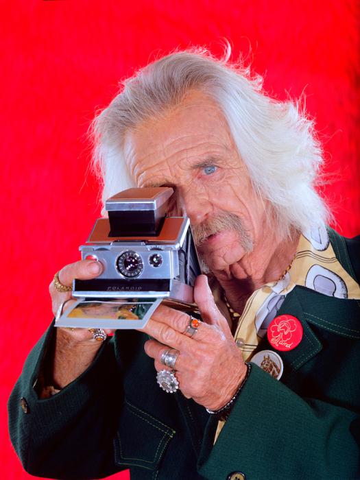 Яркие фотографии пожилых моделей с фотоаппаратом Polaroid.