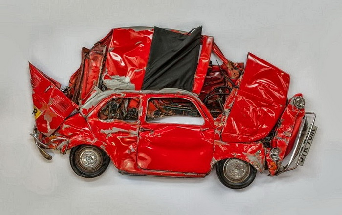 Автомобили под прессом: оригинальная инсталляция от Рона Арада