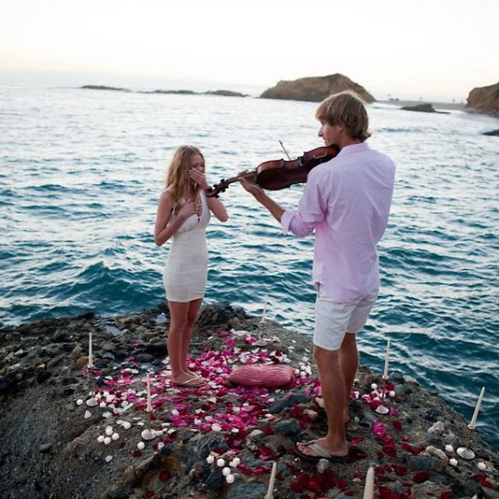 Свечи, лепестки роз и звуки скрипки - что может быть романтичнее?
