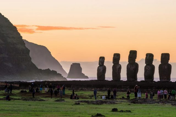 Тысячи туристов приезжают на далекий остров Пасхи, чтобы своими глазами увидеть легендарные статуи.