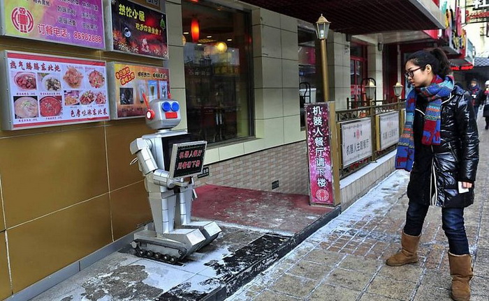 Робот-швейцар приветствует землян при входе в ресторан