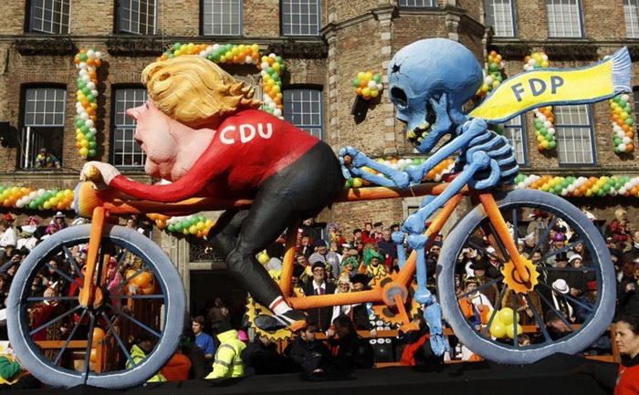 Куклы из папье-маше на карнавале Rosenmontag: Ангела Меркель