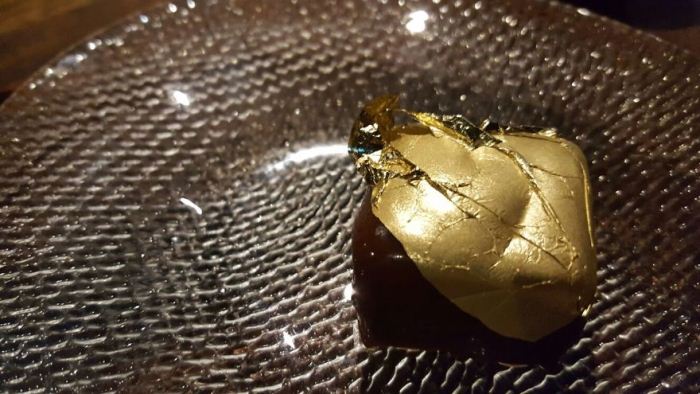 Батончик Сникерс в обертке из съедобного золота.