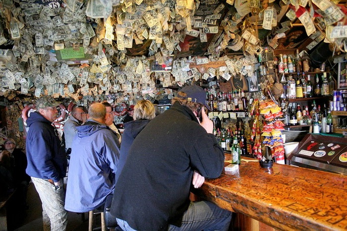 Salty Dawg Saloon: необычный бар на Аляске
