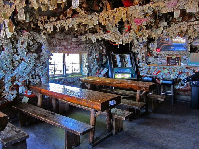 Долларовые купюры на стенах бара Salty Dawg Saloon (Аляска)