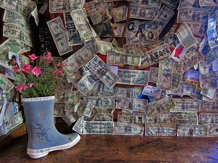 Долларовые купюры на стенах бара Salty Dawg Saloon (Аляска)