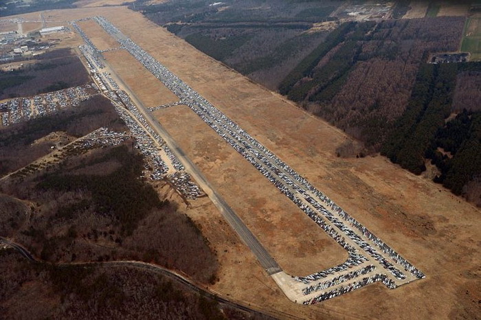 Автомобили, пострадавшие от урагана Сэнди, на взлетной полосе нью-йоркского аэропорта