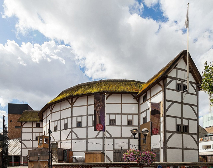 Глобус - современный театр, реконструированный по подобию театра Шекспира.