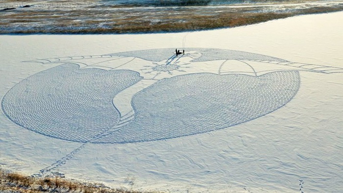 Рисунок дракона на снегу от Саймона Бека