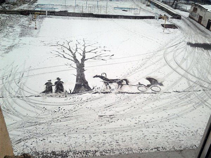Рисунок на снегу в школьном дворе