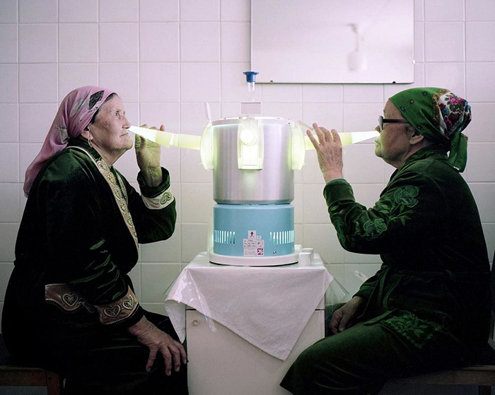 Процедуры с ультрафиолетовой лампой. Санаторий *Аврора*, Киргизстан.