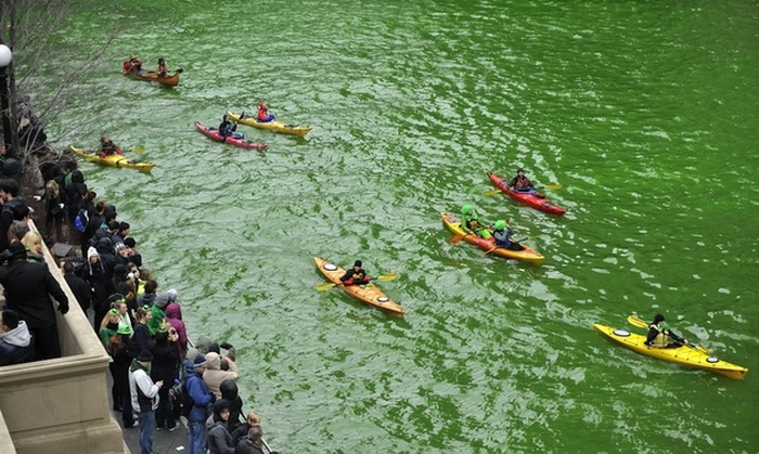 Изумрудная река в честь празднования Дня Святого Патрика в Чикаго