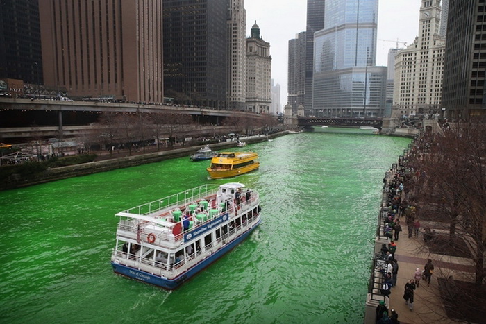 Изумрудная река в честь празднования Дня Святого Патрика в Чикаго