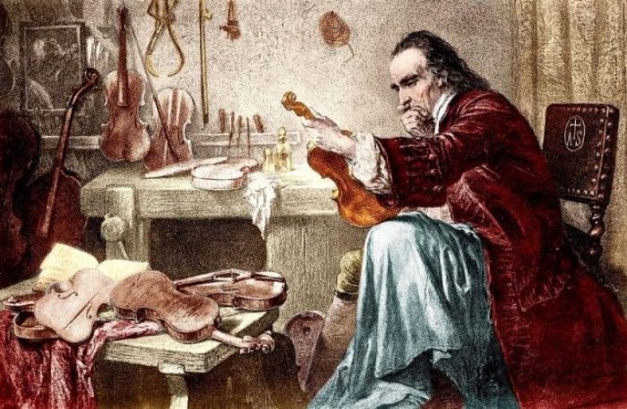 Антонио Страдивари проверяет скрипку.