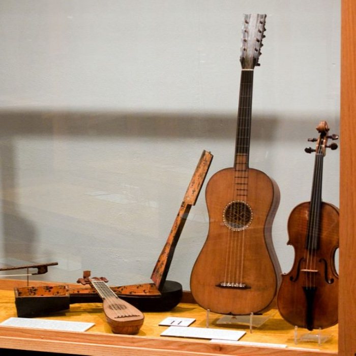 Коллекция музыкальных инструментов Страдивари в Национальном музыкальном музее Вермиллиона (штат Миннесота, США).