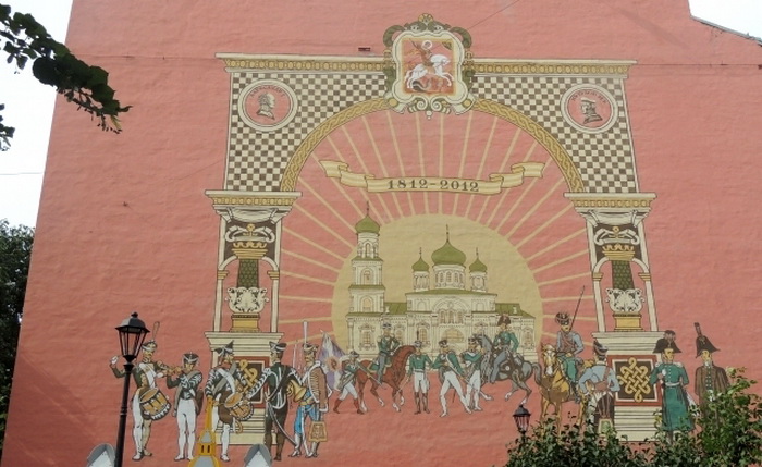 Историческое граффити: прохождение русских солдат через Триумфальную арку