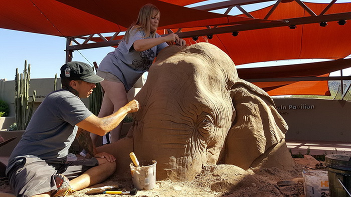 Процесс создания скульптуры из песка