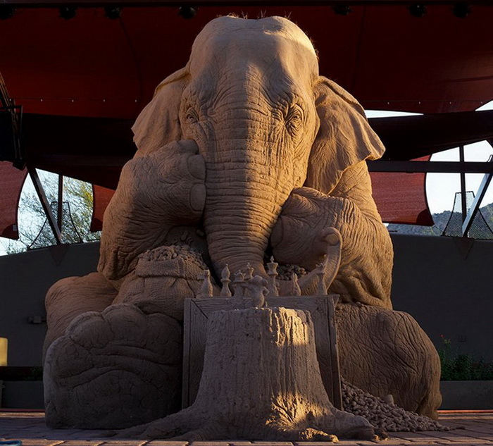 Слон и мышь играют в шахматы: скульптура из песка
