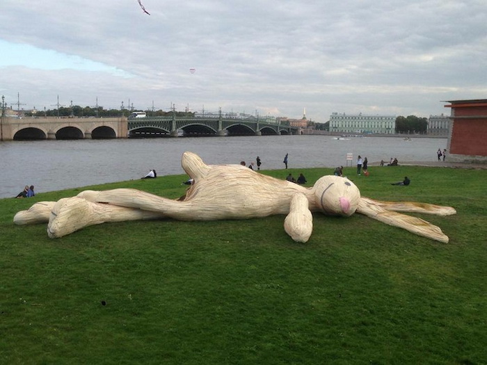 Скульптура гигантского зайца украшает Заячий остров (Санкт-Петербург)