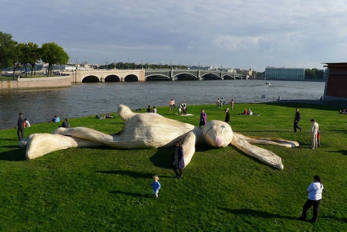 Белый заяц в Санкт-Петербурге: новая работа скульптора-гигантомана Флорентина Хофмана