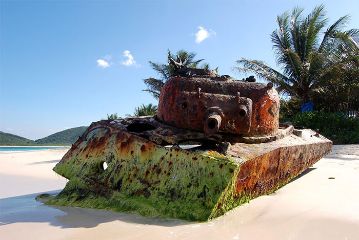 Фотографии танков, брошенных на поле боя в Первую мировую войну. Пляж Пуэрто-Рико