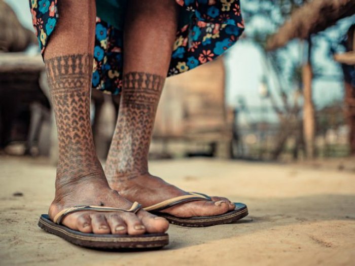 На ногах женщины - татуировка в виде носочков.