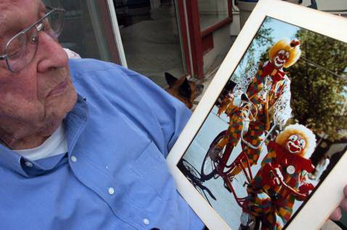 Флойд Крикмор рассматривает фото, где он запечатлен в клоунском наряде во время парада 1988 года в Монтане