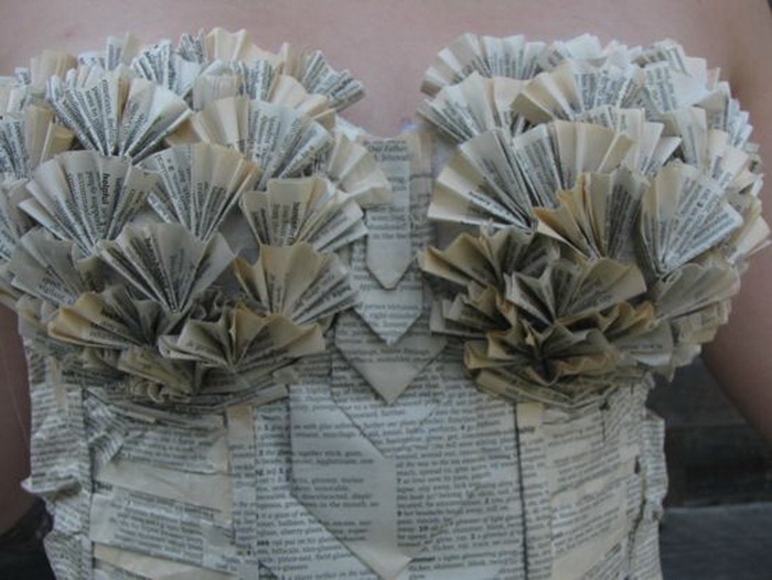 Актриса Джоди Филлипс сделала бумажное платье для литературного фестиваля