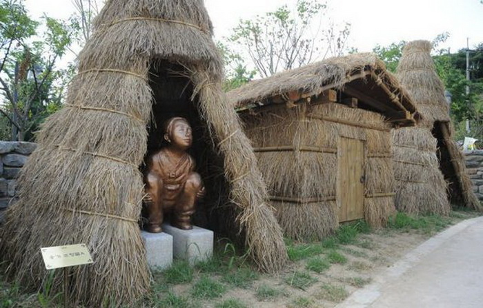Скульптуры показывают историю развития туалетов от древнего мира до современности