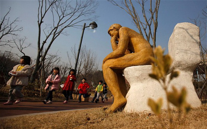 Аллюзия к скульптуре Родена. Мыслитель в Парке туалетной культуры