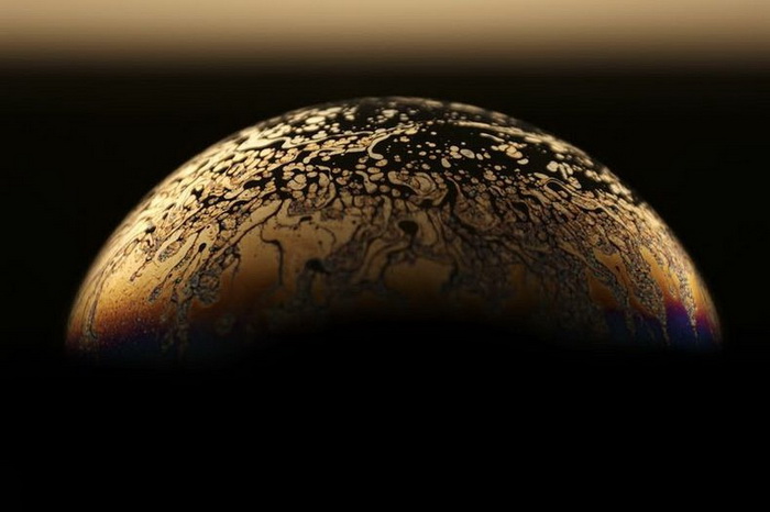 Мыльные пузыри, напоминающие планеты, в фотопроекте Джейсона Тозера