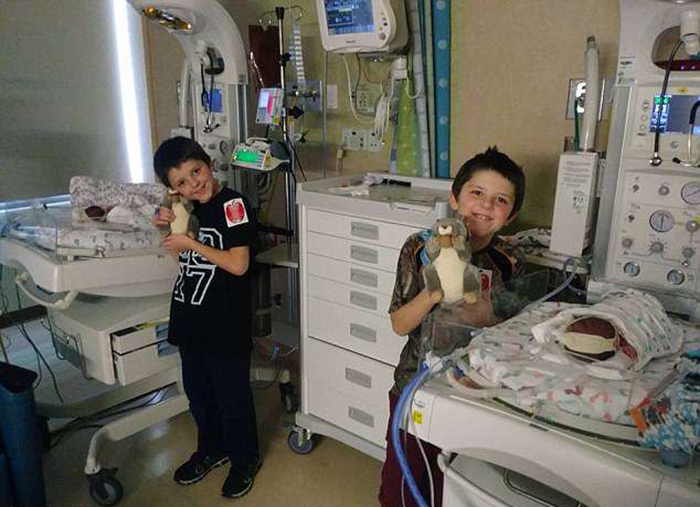Мальчики регулярно проведывали сестричек в больнице после рождения.