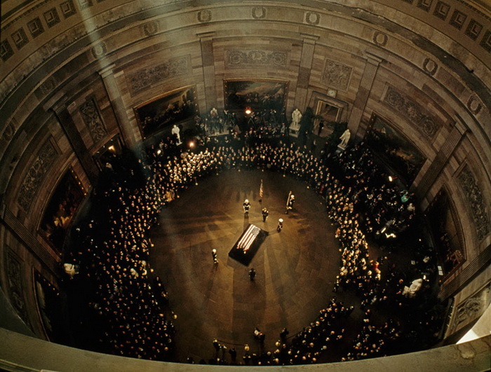 Гроб Джонна Кеннеди. Вид из-под купола Капитолия