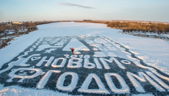 Валерий Мельников на фоне своей ледовой открытки. Фото: ampravda.ru