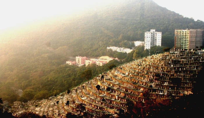 Вертикальное кладбище в Гонконге, построенное на холме.