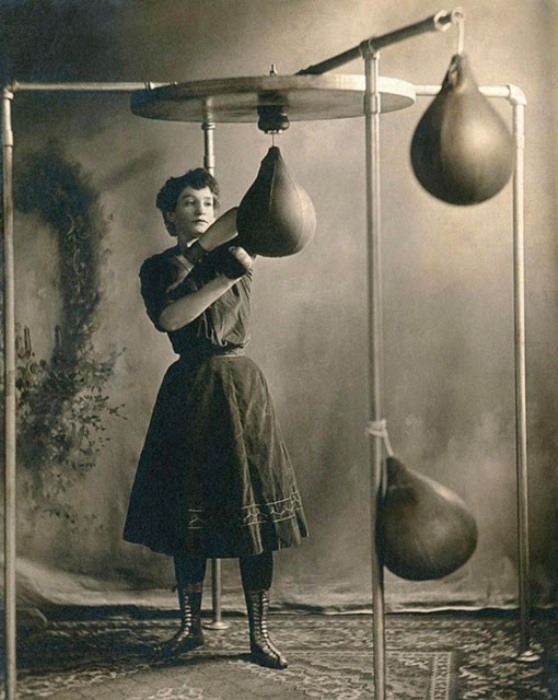 Женщина-боксер отрабатывает удар. Ок. 1890 г.