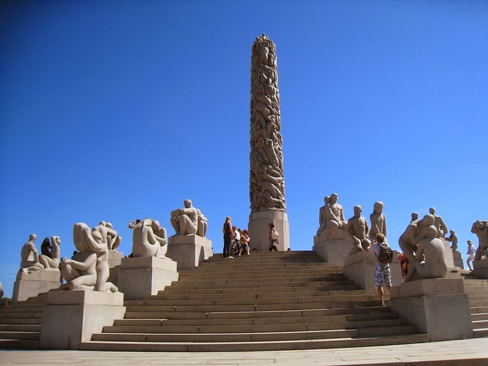 Монолит - известнейшая скульптура парка Вигеланда
