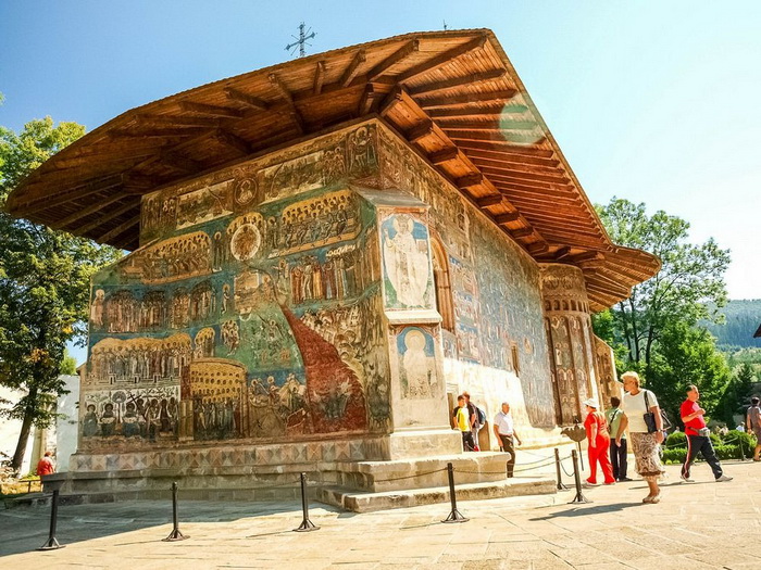 Монастырь Воронец знаменит своими фресками.