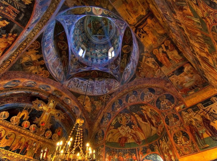 Фрески украшают стены монастыря и внутри, и снаружи.